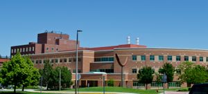 1999년에 완공된 공학 및 물리 과학 건물.