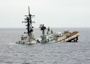 퇴역한 USS 타워스(DDG-9), 미국 찰스 F. 애덤스급 유도 미사일 구축함, SINKEX 후 침몰