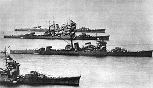 하구로, 그리고 자매함인 묘코 2번함, 나치 2번함, 아시가라 2번함이 1930년 벳푸 앞바다에 정박해 있다.