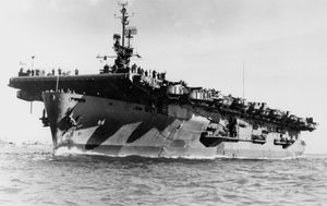 제4항공군 가미카제 특공대에 의해 손상된 호위 항공모함 샐러모아