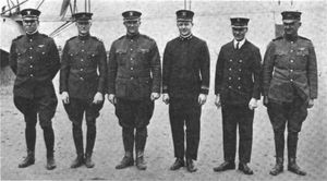 NC-1의 승무원 (왼쪽에서 오른쪽): 사령관 P. N. L. 벨린저 중령, 조종사 M. A. 밋처 중령, 조종사 J. T. 바린 중위, 무선 통신사 해리 소덴워터 중위, 기관사 C. I. 케슬러, 예비 조종사 엔지니어 라스무스 크리스텐센