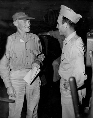 미처가 제58 기동 부대의 선두 파일럿인 항공단 사령관 데이비드 맥캠벨과 대화하고 있다.