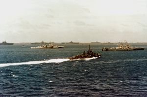 울리시에 정박한 항공모함을 포함한 미 해군, 1945년 3월