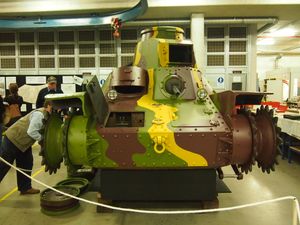 호주에서 복원 중인 95식 경전차. 라비 전투에서 유기된 오 제5특별육전대 전차대의 장비 차량으로, 차체 전면에 육군의 별 대신 해군의 닻이 부착되어 있다(2012년)