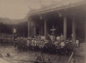 일본군 통역관이 신주 공자묘에서 중국인 쿨리들에게 명령을 내리고 있다. 제임스 W. 데이비슨은 뉴욕 헤럴드의 종군 기자로 동행했다.