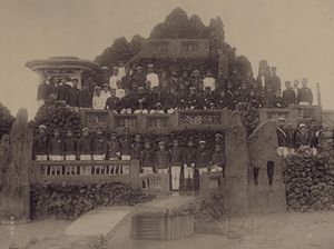 후시미 사다나루 친왕과 1895년 9월 30일 타이베이의 총독부(구 중국 행정부) 방문 중인 일본군 장교들