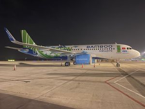 호치민 시 떤선녓 국제공항에서 포착된 "Fly Green" 항공기 도색을 한 뱀부 에어웨이의 A320neo 항공기