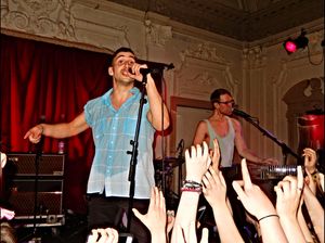 2015년 2월 런던에서 공연하는 블리처스