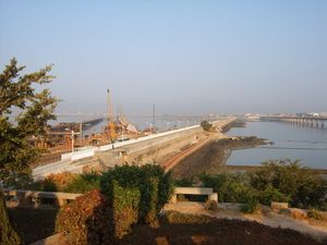 가오지 방파제(가운데), 싱린교(왼쪽), 샤먼교(오른쪽)가 후리구를 본토 지메이구와 연결한다.