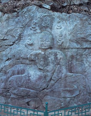 충주 봉황리 마애불상군(보물 제1401호)