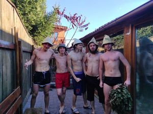 바냐 목욕객}})는 바냐 모자를 쓰고 있다.