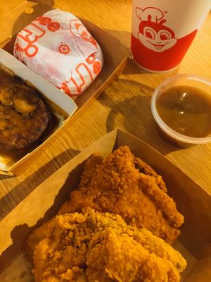 치킨조이 2조각(이 체인의 핵심 제품)과 그레이비, 버거 스테이크, 밥 한 그릇이 말레이시아 쿠알라룸푸르에 제공됨