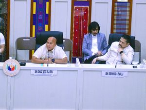 2024년 9월 6일, 파디야 상원의원(오른쪽)과 로날드 델라 로사(왼쪽)는 공개 청문회에서 필리핀 국가 경찰이 퀴볼로이 체포 작전 중 저지른 혐의가 있는 학대에 대해 조사했다.