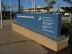 진주만 역사 유적지의 박물관 및 기념관 이름이 적힌 파란색 표지판