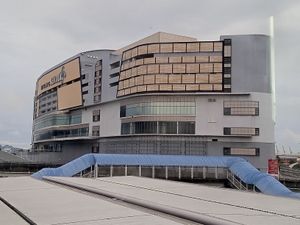 페낭 센트럴은 버스, 철도, 페리 서비스를 통합하도록 설계되었으며, 술탄 압둘 할림 페리 터미널과 버터워스 기차역 모두와 가깝게 위치해 있다.