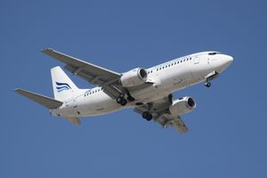 알 나세르 항공의 보잉 737-300이 아랍에미리트 두바이 국제공항에 착륙하고 있다.