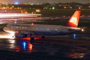 야간의 인디안 항공 에어버스 A320-231 구형 도색