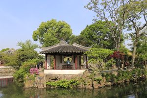 "누구와 함께 앉을까?" 정자