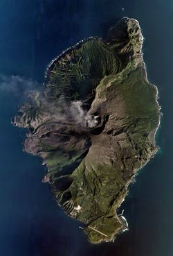 스와노세섬의 항공 사진.2009년 12월 8일에 촬영한 23장을 합성하여 제작.국토교통성 국토지리원 [https://mapps.gsi.go.jp/ 지도・항공사진 열람 서비스]의 항공사진을 기반으로 제작