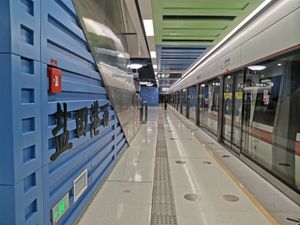 8호선 옌톈 항구 서역 승강장