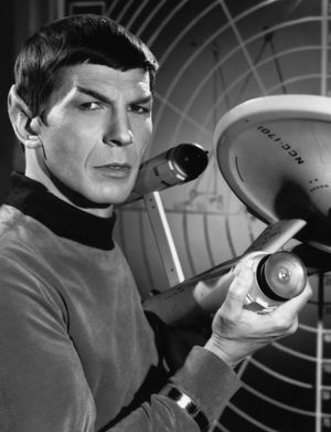 in}} 크기의 첫 번째 촬영 모델과 함께 포즈를 취한 레너드 니모이(스팍)