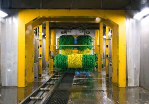 핀란드 요엔수의 ABC 주유소 터널식 세차장