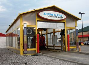 인베이 자동 세차기와 독립형 블로어가 있는 유리 세차 건물