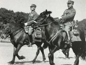 웨이리황 장군(오른쪽)과 룽윈 장군(왼쪽)이 1944년 3월 중국 원정군 병사들을 사열하고 있다.