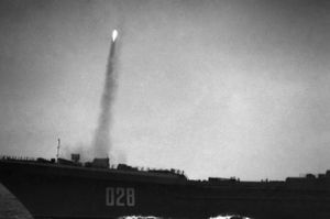 Tor VLS에서 미사일을 발사하는 소련 미사일 순양함 Frunze