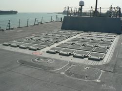 Mk 41 발사기 상단의 수직 발사 셀 덮개