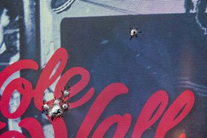 총격 사건 다음 날 창문에 생긴 총알 자국