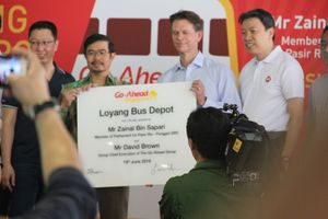 자이날 사파리, 파시르 리스-풍골 집단선거구 국회의원과 고-어헤드 그룹의 그룹 CEO 데이비드 브라운이 기념패에 서명했다.