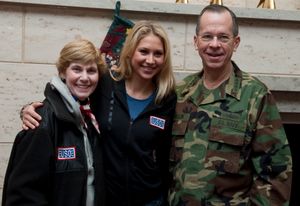 데보라 멀린, 안나 쿠르니코바, 그리고 마이클 멀린이 USO 휴가 부대 방문 행사를 주최하는 모습, 2009년