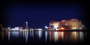 밤의 바르셀로나 항