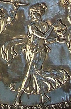 4세기경 심벌즈를 든 그리스 무용수의 부조. 마일덴홀 보물의 로마 예술 작품.