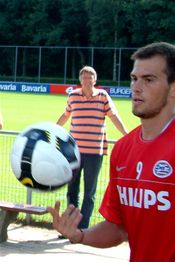 PSV 에인트호번 유니폼을 입고 공을 돌리는 라조비치