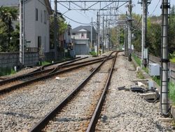 카이다 신호장의 무사시야마토 방면. 무라야마 저수지역(가칭)은 상하선의 합류 지점을 지난 부근에 위치했다(2007년 4월)