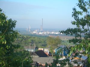 도시 남쪽에 위치한 열병합 발전소는 이 도시의 많은 아파트에서 볼 수 있다