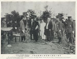 9월 15일: 우에노 공원에서 내무대신 고토 신페이로부터 보고를 받는 섭정 - 수도의 황폐한 모습을 시찰하는 동안.