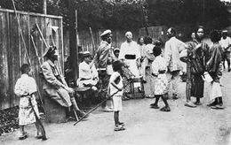 도쿄 아자부에서 결성된 자경단. 죽창 등으로 무장하고 있다.