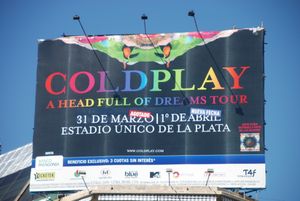 아르헨티나 부에노스 아이레스에서 열린 A Head Full of Dreams 투어 야외 홍보물