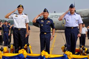 응(왼쪽)이 2010년 3월 코랏 왕립 태국 공군 기지에서 잇타폰 수바웡, 게리 L. 노스와 함께 찍은 사진