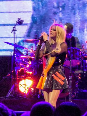 2022년 5월 러브 썩스 투어(Love Sux Tour) 중 시저스 윈저에서 공연하는 라빈