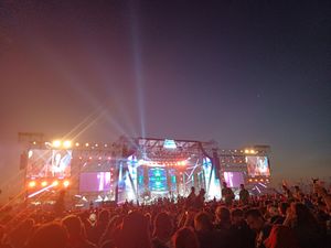 밤에 조명과 사람들로 꾸며진 무대