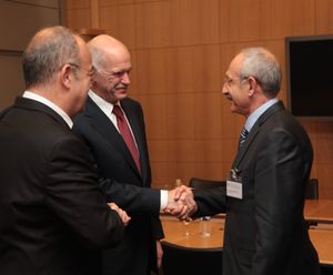 케말 클르츠다로을루, 2010년 11월 그리스 총리 요르요스 파판드레우와의 회담 중