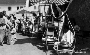 말랑 동자바 시장에서 재료를 담은 항아리를 든 다웨트 판매상 (약 1935년)