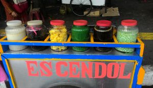 길거리에서 판매하는 '에스 첸돌' 재료 병. 왼쪽부터 코코넛 밀크, 검은색 젤리, 타파이, 일반 첸돌, 액체 야자 설탕, 코코넛 밀크 속의 첸돌이다.