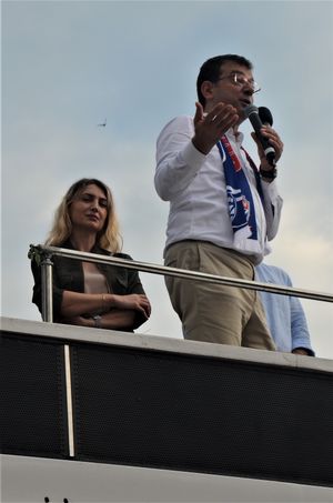 에크렘 이마모을루와 그의 배우자 딜렉이 2019년 6월 이스탄불 시장 선거 실리브리에서 선거 운동을 하는 모습