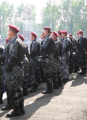 베르쿠트 대원들이 축구 경기에서 경비를 서고 있다.
