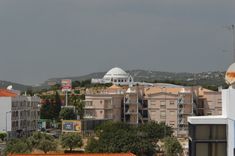 멀리 노사 세뇨라 다 피에다데 성소가 보이는 룰레 시의 도시 풍경